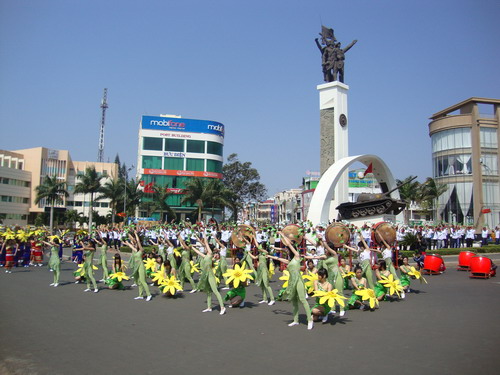 Khoảng 800 nghệ nhân, diễn viên, sinh viên, tình nguyện viên và nông dân tham gia Lễ hội đường phố